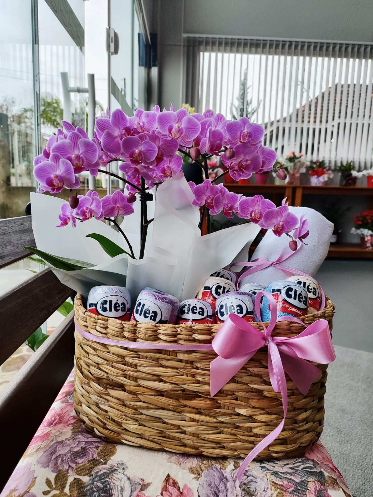 Cesta de presente com orquídea e itens especiais