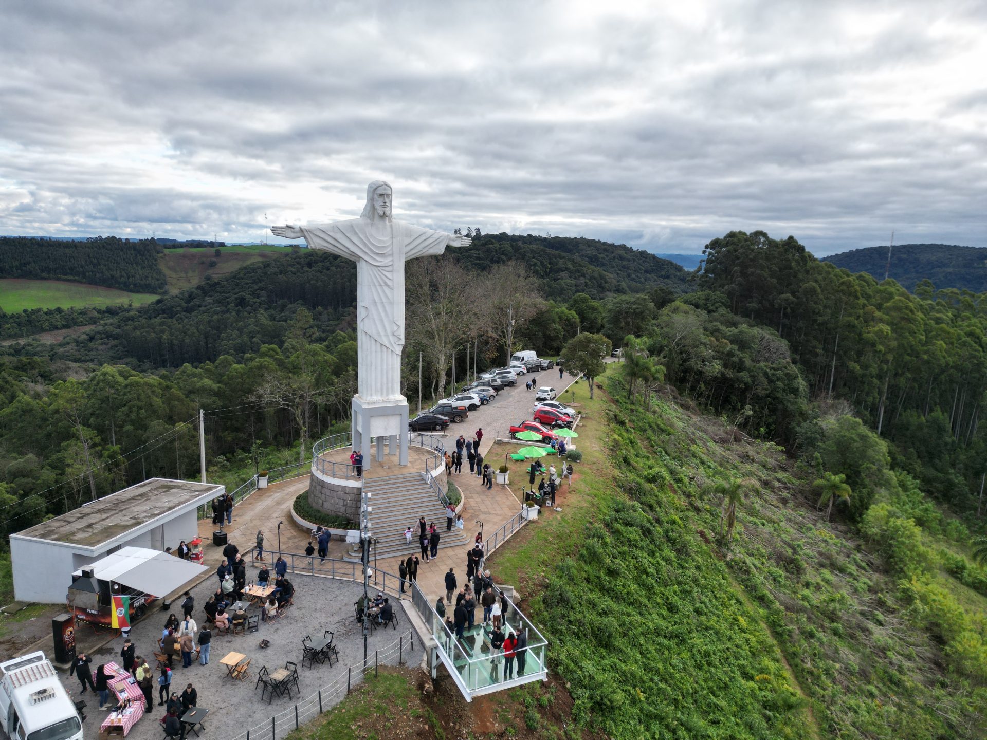 Vista aérea do Cristo Redentor de Guaporé sobre o Morro do Gallon