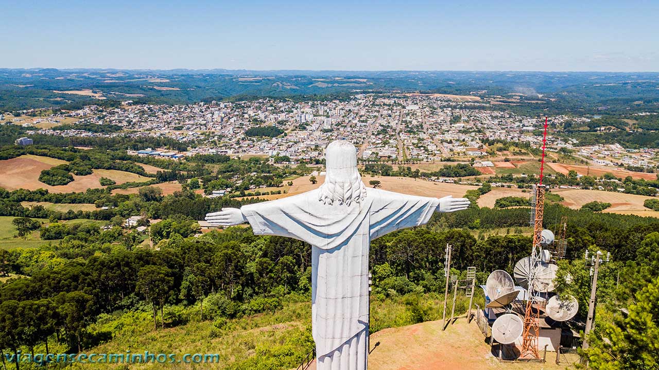 Vista do Cristo Redentor do Morro do Galon com a cidade de Guaporé ao fundo