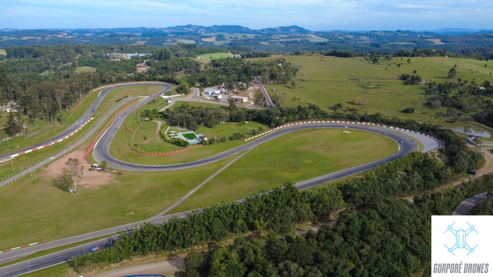 Vista aérea das curvas do autódromo de Guaporé com um carro de competição na pista