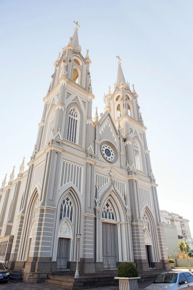 Fachada da Igreja Matriz Santo Antônio com torres em estilo neogótico
