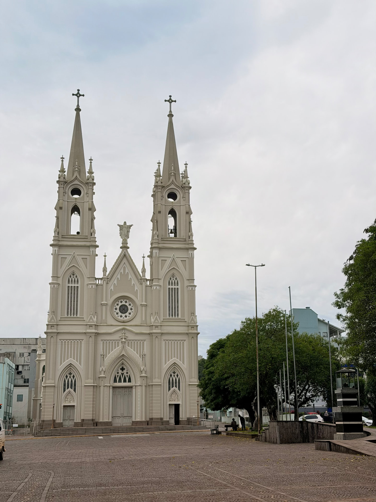 Vista vertical da fachada da Igreja Matriz Santo Antônio com árvores à direita