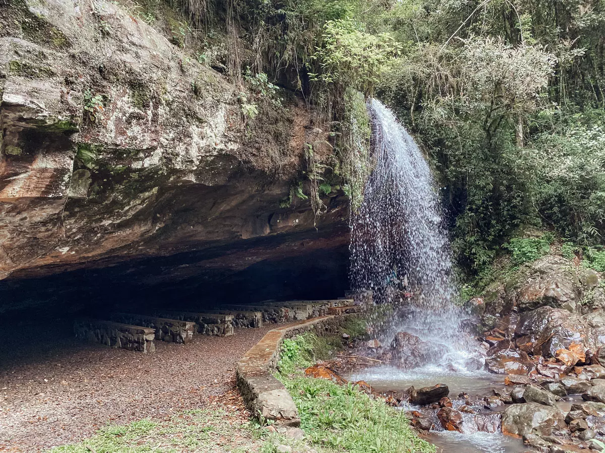 Cachoeira cercada pela natureza
