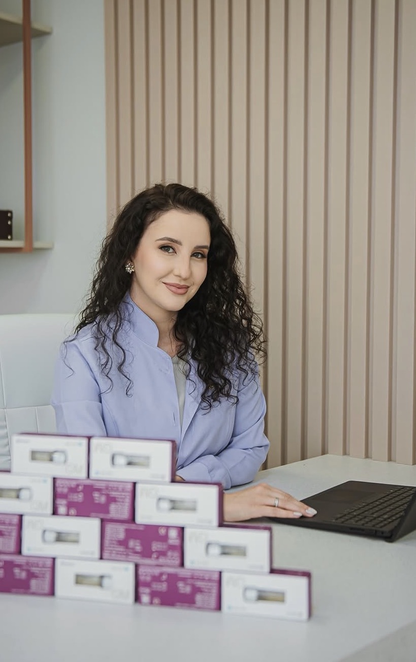 Mulher em seu ambiente profissional junto ao computador