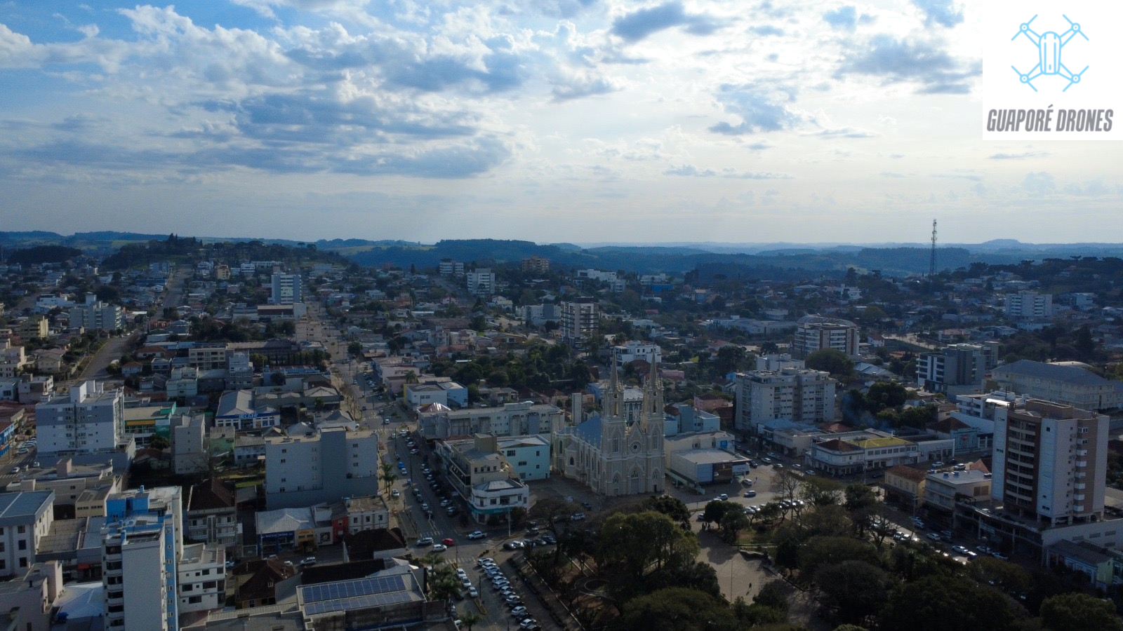 Vista aérea da Igreja Matriz Santo Antônio com as torres neogóticas e a praça ao redor
