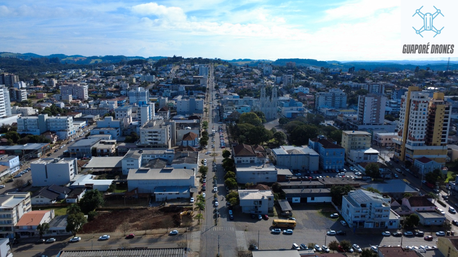 Vista aérea do centro de Guaporé com a Praça Vespasiano Corrêa e as torres da Igreja Matriz