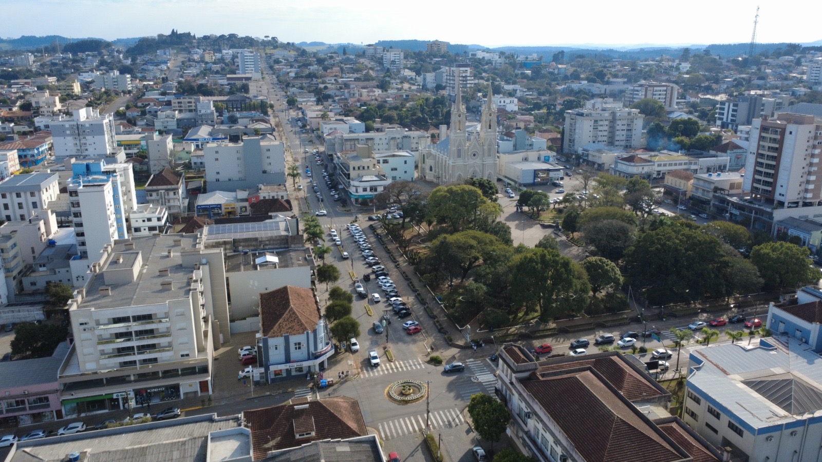 Vista aérea da Praça Vespasiano Corrêa com a Igreja Matriz Santo Antônio e o centro de Guaporé