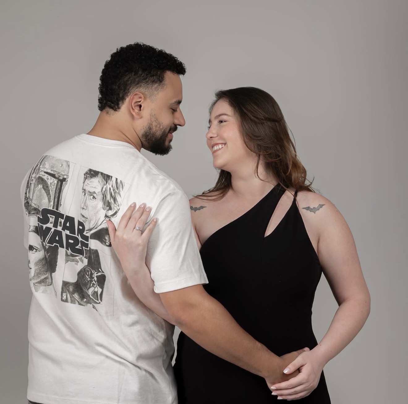 Casal sorrindo em ensaio fotográfico