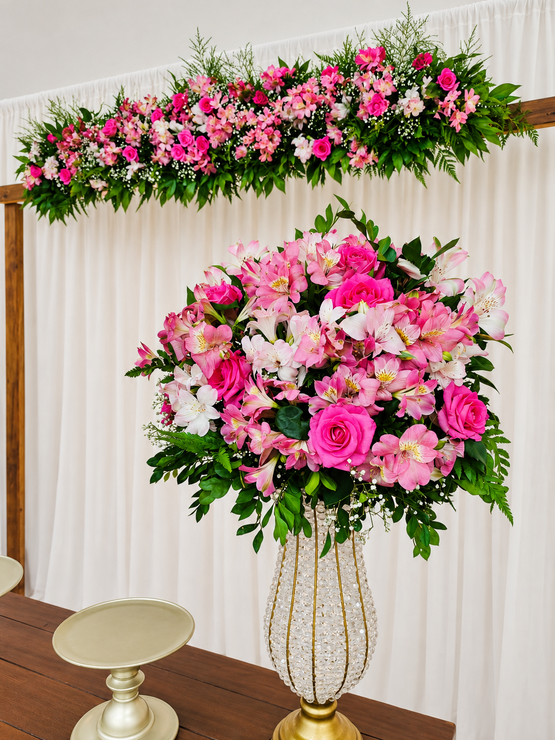 Arranjo de rosas cor-de-rosa e flores no espaço de um evento