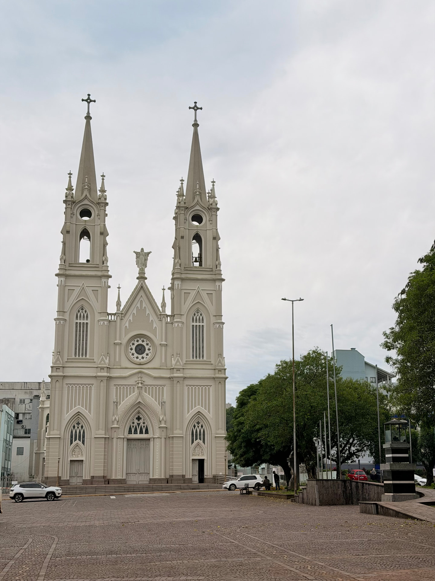 Vista vertical da fachada neogótica da Igreja Matriz Santo Antônio e suas torres