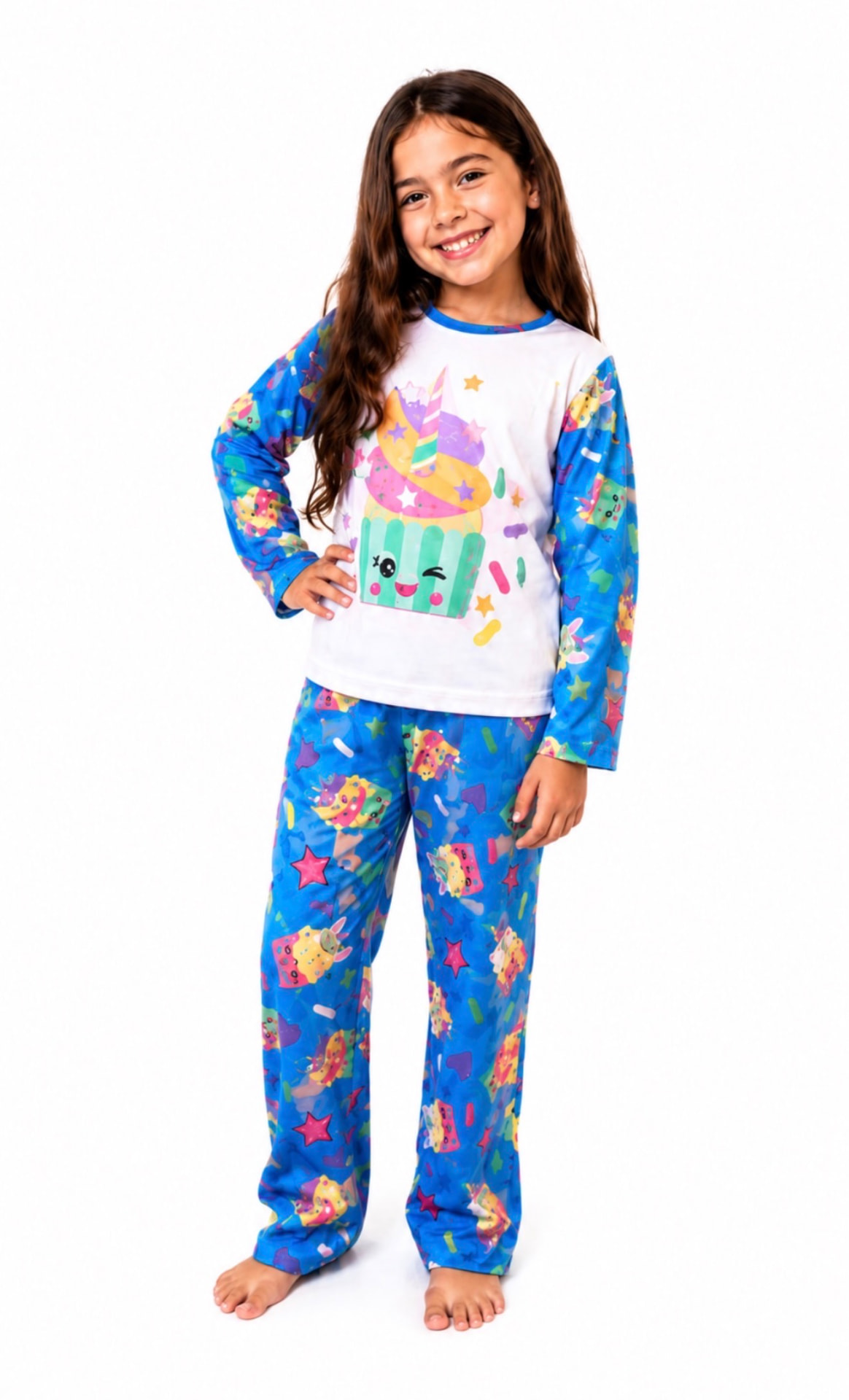 Menina sorrindo usando pijama infantil estampado da Donnas de Si