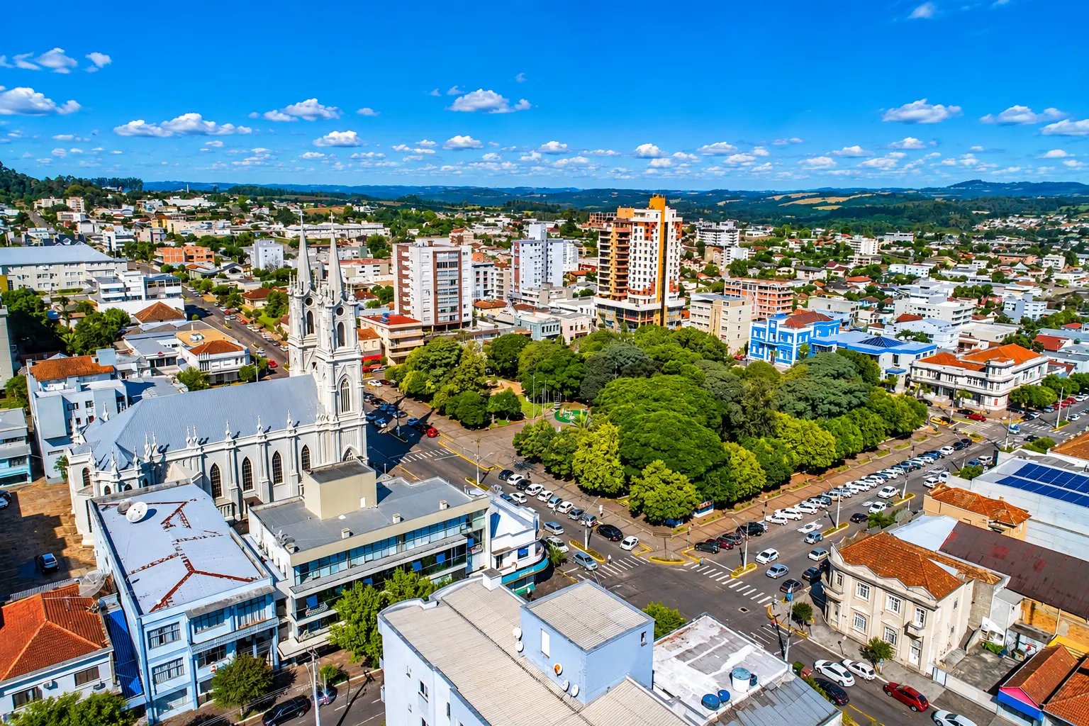 Vista aérea da Praça Vespasiano Corrêa com a Igreja Matriz